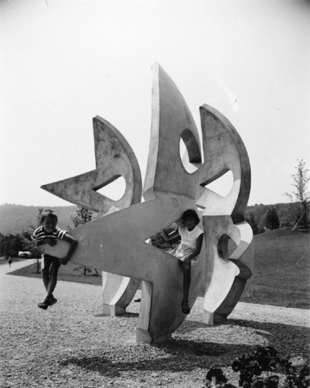Betonplastik «Trias» von Elsy Blom, Freizeitanlage Bachwiesen, 1961, Foto: M. Buchmann / Baugeschichtliches Archiv Zürich