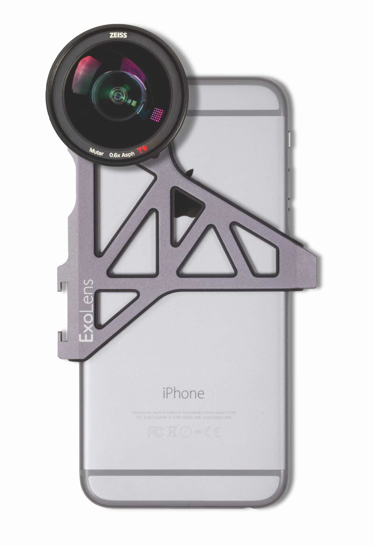 Die Vorsatzobjektive von ExoLens® mit ZEISS Optik werden mit einer Aluminium-Halterung am iPhone befestigt – hier das  Weitwinkelobjektiv ZEISS Mutar 0.6x Asph T*.