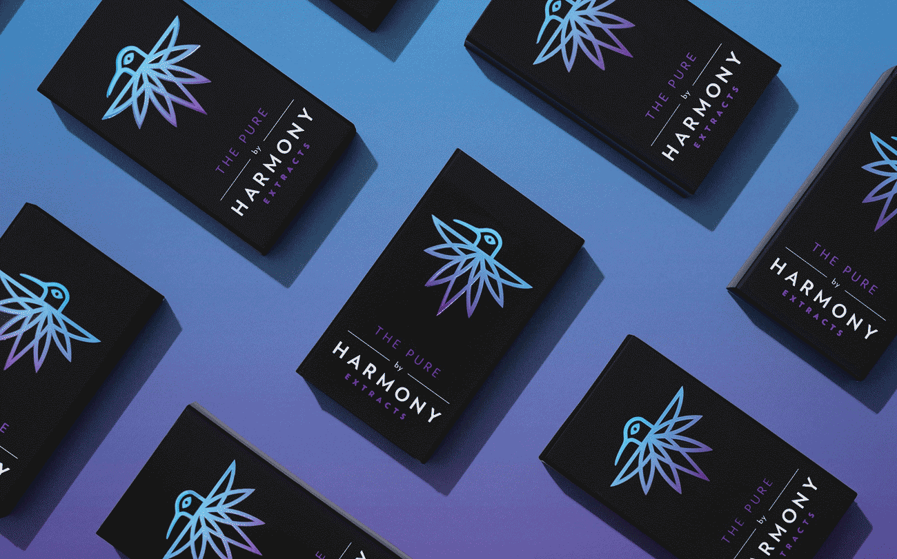 Mock-Ip des Packaging Designs für »Harmony Extracts«. Schwarzer Karton mit einer Logo-Illustration, die eine Mischung aus Vogel und Cannabisblatt ist.