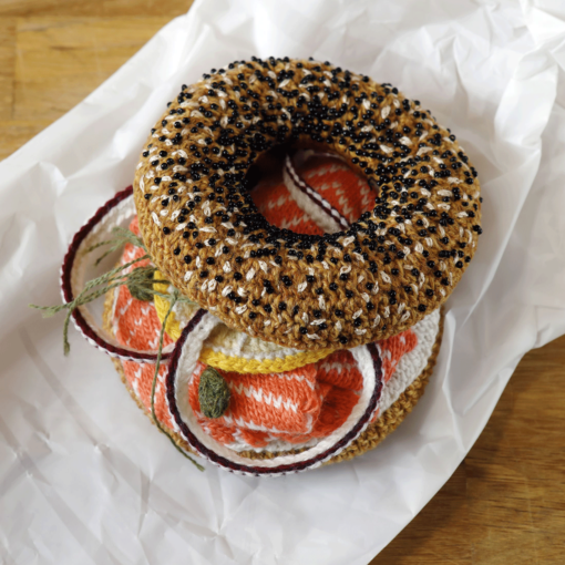 Sesam-Bagel mit Lachs und Zwiebeln, gestrickt und gehäkelt