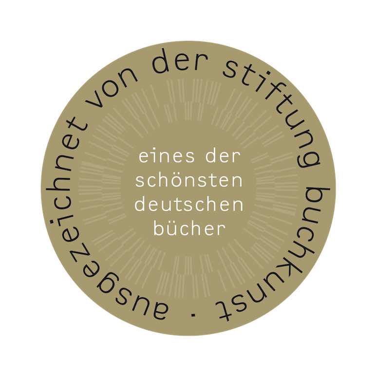 Kreisrundes goldener Sticker der Stiftung Buchkunst, das auf ausgezeichneten Büchern verwendet wird. Außen steht in schwarz der Kreisform folgend »ausgezeichnet von der stiftung buchkunst.« Innen steht horizontal in weiß »eines der schönsten deutschen bücher«