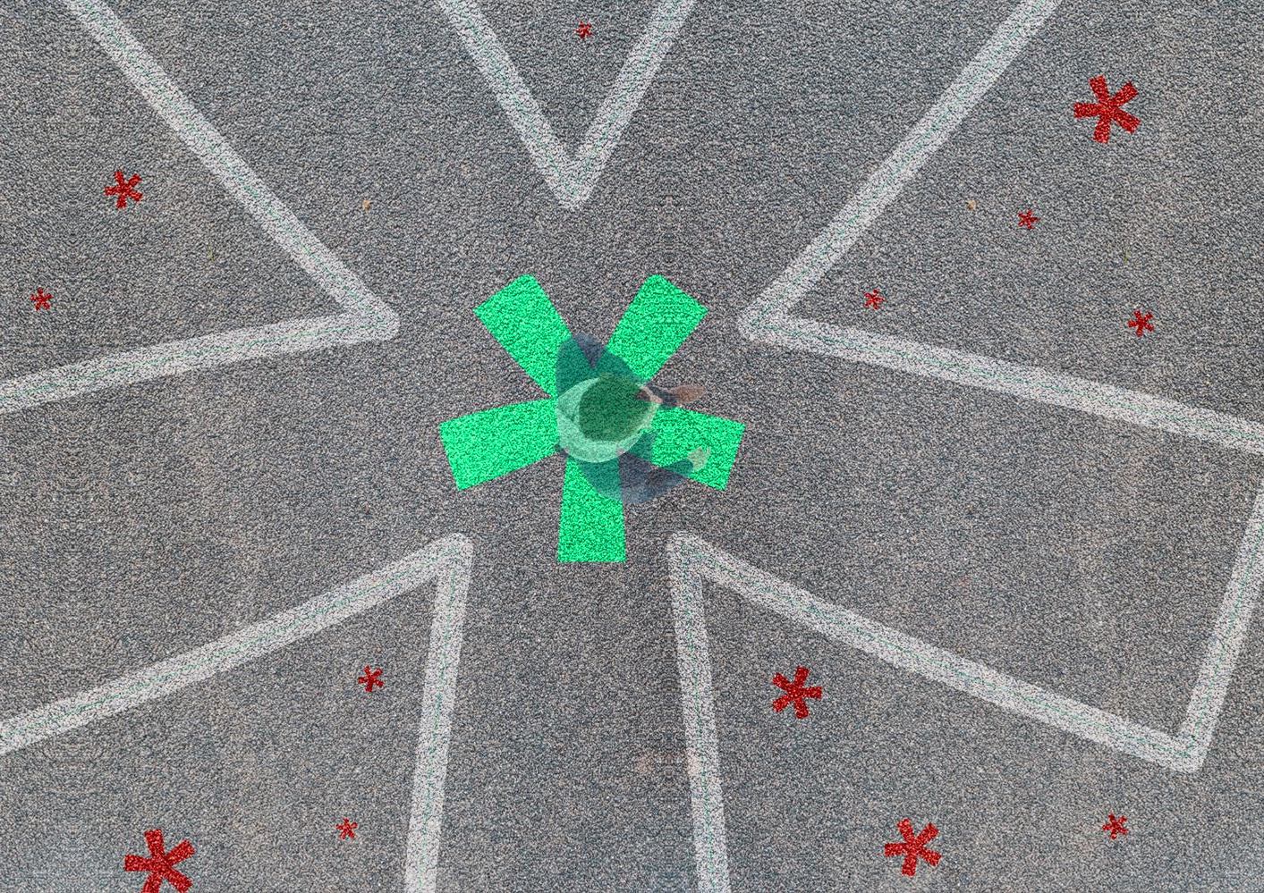 Asterisk auf Asphalt mit Person im Zentrum