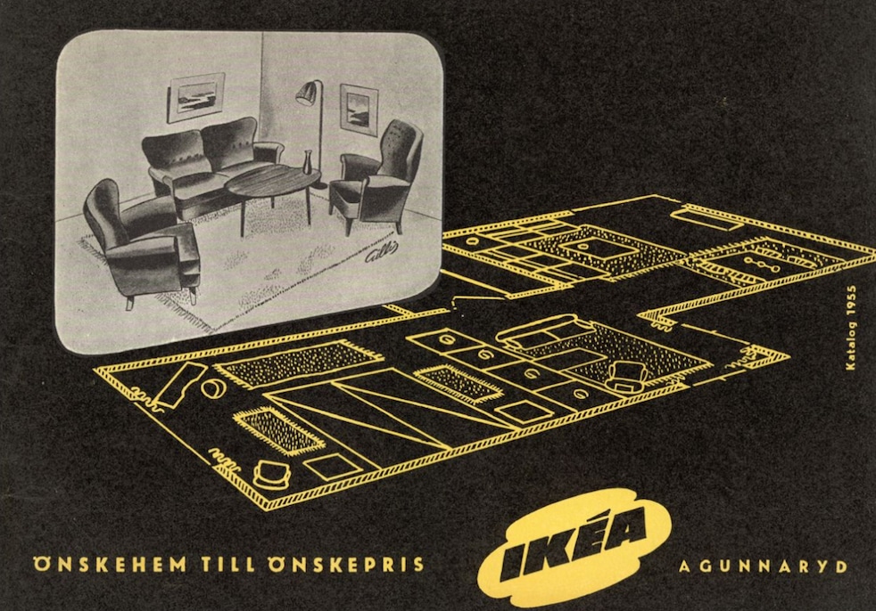 IKEA-Katalog von 1955 mit einer schwarz-weiß Illustration eines Interieurs und einer gelben schematischen Zeichnung vom Zimmergrundriss mit Möbelanordnung 