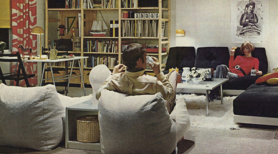 IKEA-Katalog 1971: Eine Frau in rotem Pulli sitzt lässig auf einem Space-Age-Sofa. Mit dem Rücken zu uns sitzt ein Herr auf einem Sitzsack und trinkt aus einer Tasse