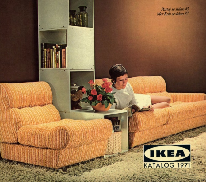 Auf dem IKEA-Katalog von 1971 liegt eine Frau mit kurzen Haaren auf einem orangenen Sofa, das auf einem fluffigen Teppich steht