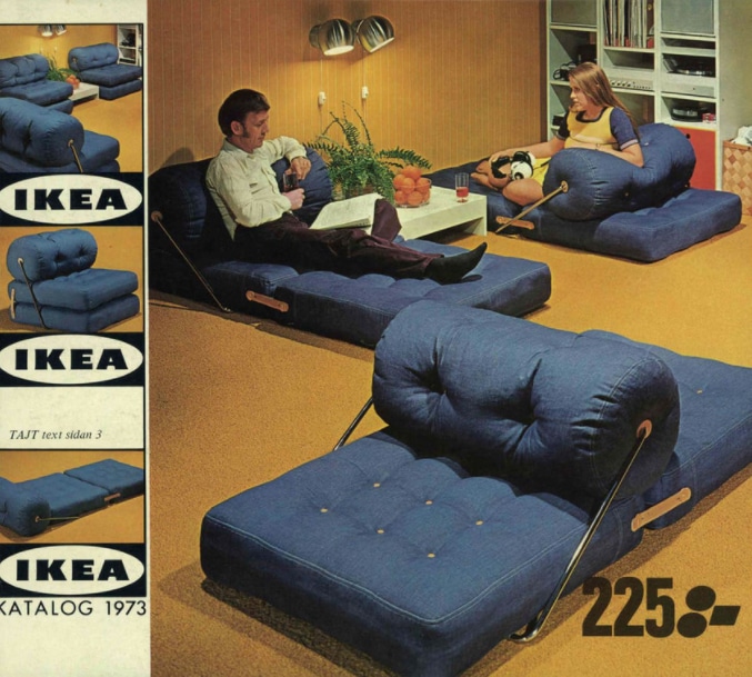 Im IKEA-Katalog von 1973 fand man Sofas, die wie Matratzen mit Rolllehnen aussahen