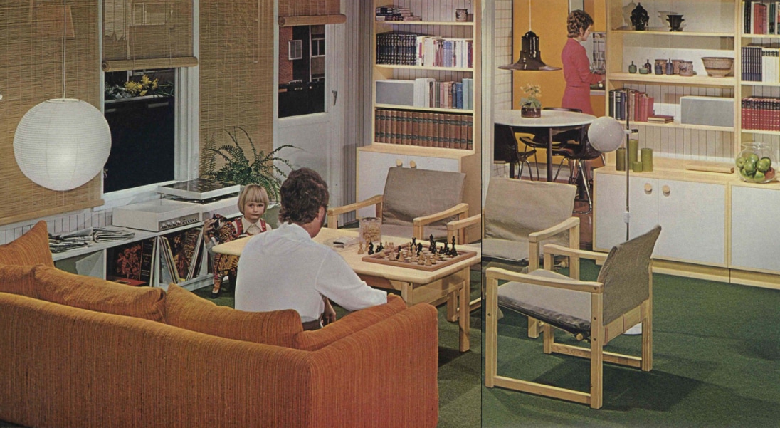IKEA-Katalog 1973: Mann sitzt mit Kind am Wohnzimmertisch, während die Frau in der Küche arbeitet