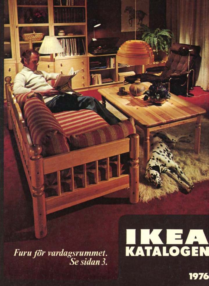 IKEA-Katalog 1976: Blick in ein Wohnzimmer, in dem ein Herr auf einem Sofa Zeitung liest. Unter dem Sofatisch liegt ein Dalmatiner. Das Interieur wirkt dunkler als in den Jahren zuvor.  