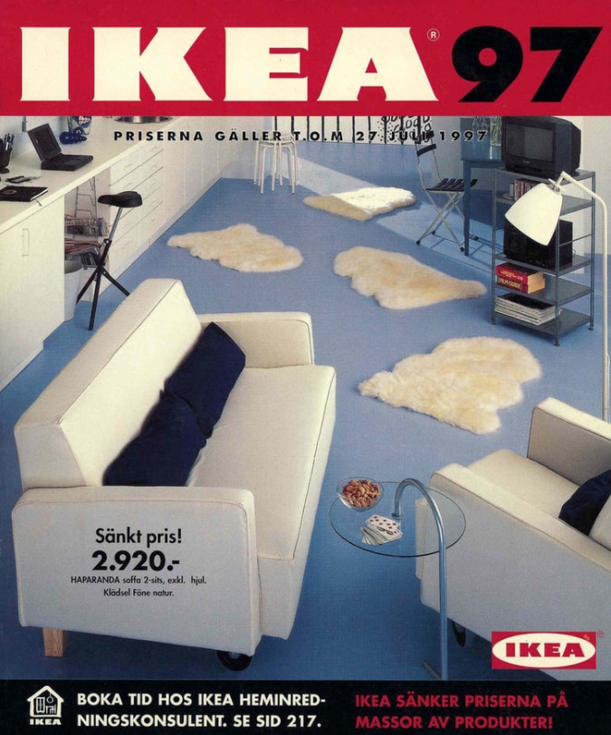 IKEA-Katalog 1997: Zimmer mit blauem Boden, das hauptsächlich mit weißen Möbeln ausgestattet ist