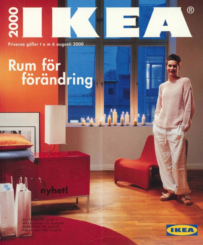 IKEA-Katalog 2000: Eine Frau mit kurzen Haaren steht in einem eher minimalistisch eingerichtetem Zimmer mit vielen Kerzen auf der Fensterbank