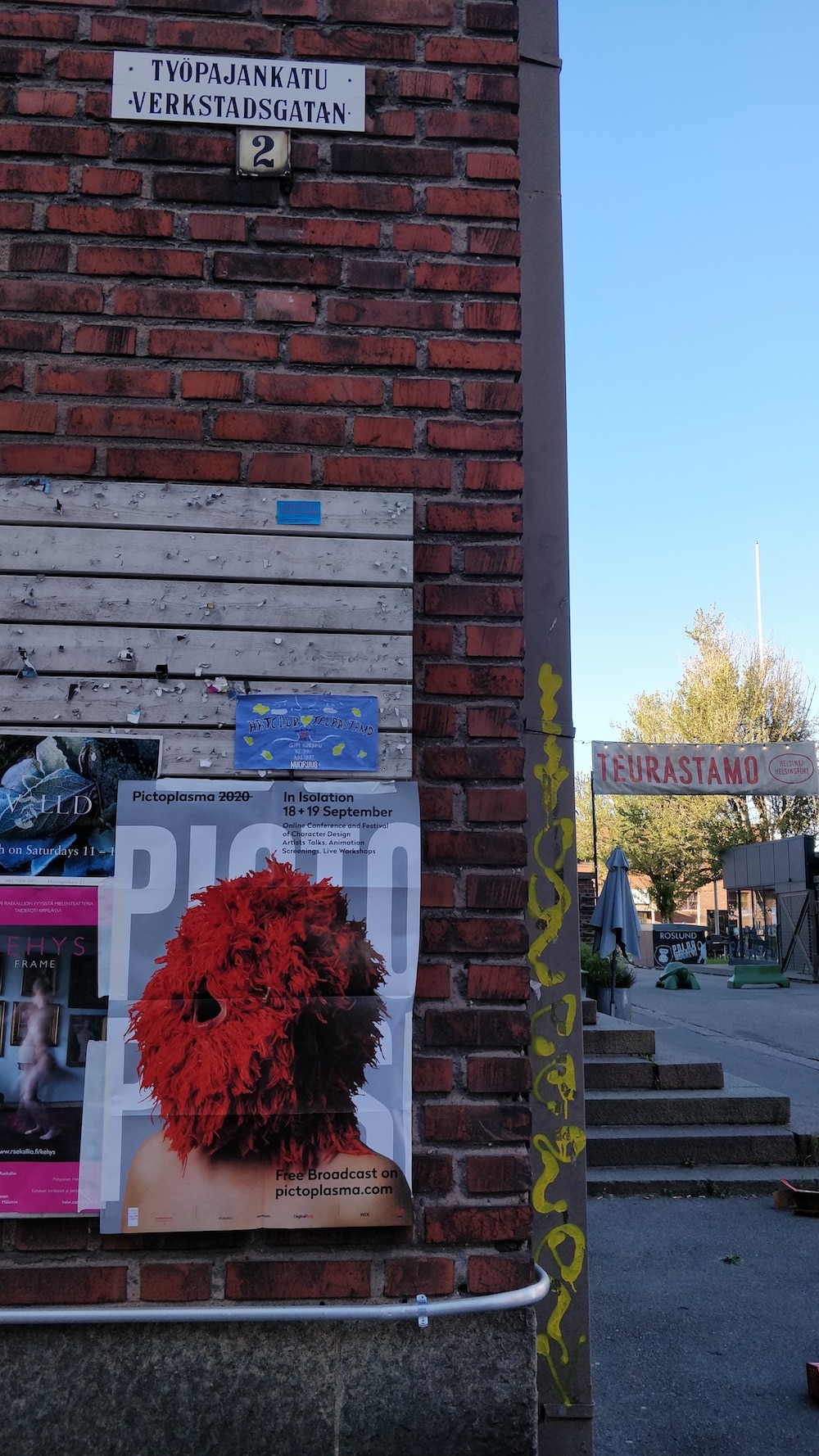 Pictoplasma Plakat das an einer Straßenecke in Helsinki hägngt