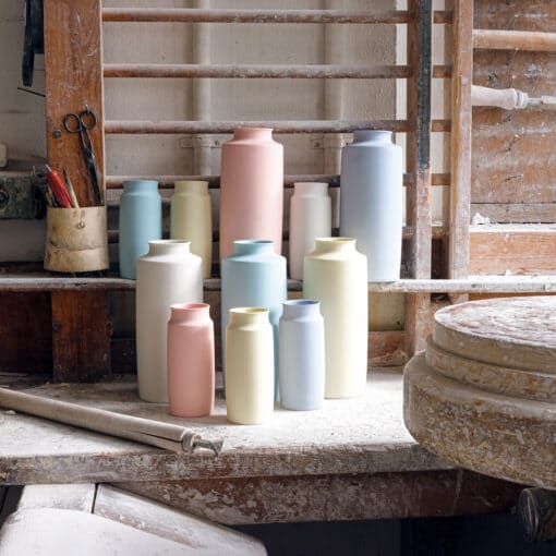 Die re-produzierten Vasen TINI in der Modellstube der Fabrik von Weimar Porzellan. Farben: weiss, rosé, hellblau, blassgelb, mint, grau Erhältlich über www.projekt-unverloren.de