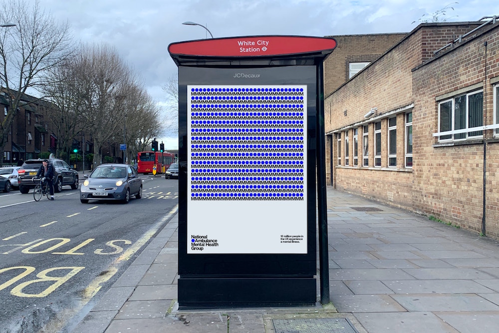 Plakat an der Bushaltestelle von Pentagram für NAMHG mit leuchtend blauen Punkten, die für eine Gemeinschaft stehen