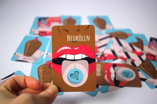 Spielkarte Reclaim Neukölln mit Mund, Zunge und Tablette