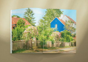 Fotobuch-Doppelseite einer Fotografie zur Gartensiedlung in Berlin