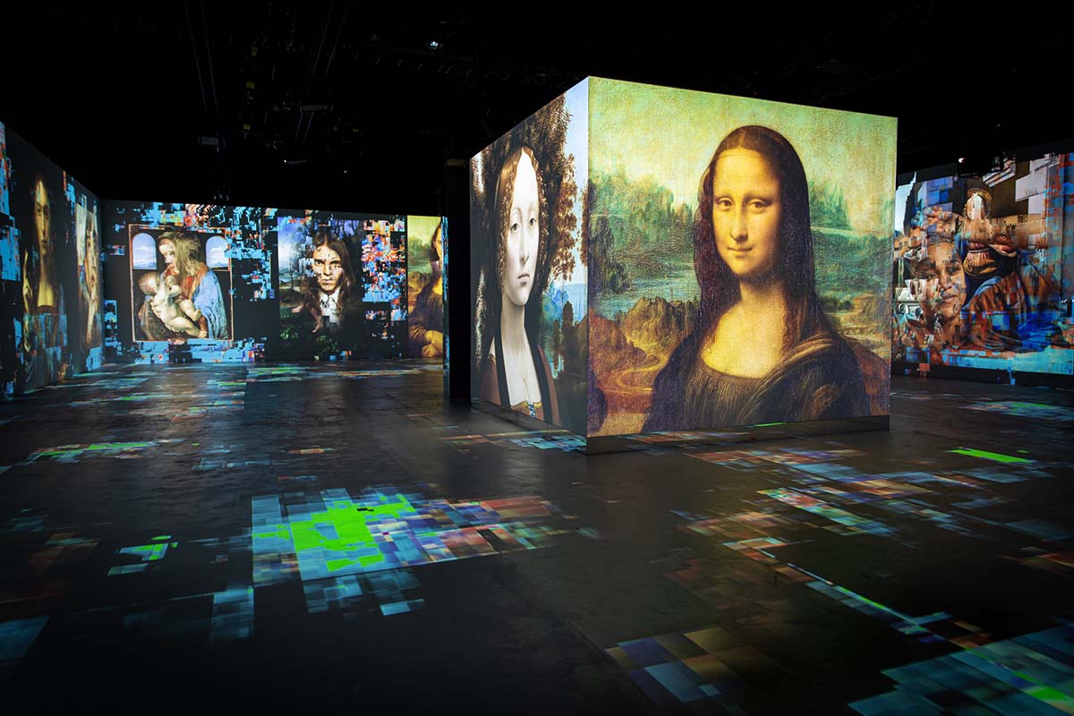 Raum mit Projektionen von Da Vincis Malereien
