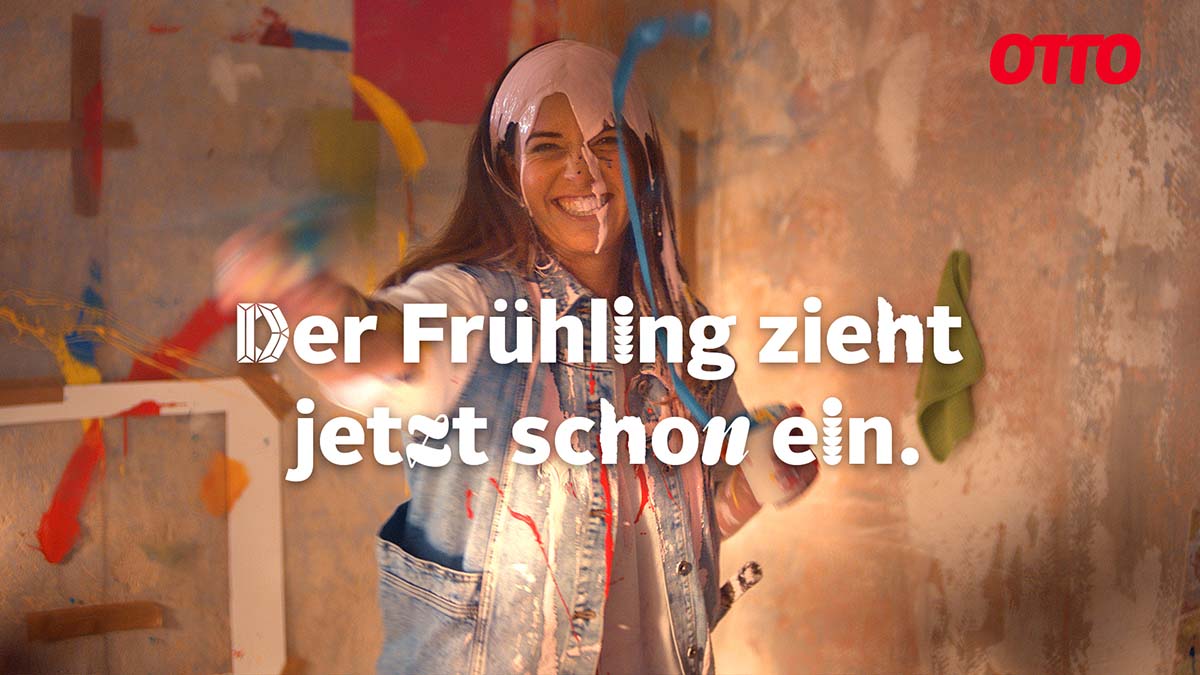 Otto Kampagne: der Frühling zieht jetzt schon ein mit Frau, die Farbe verspritzt und Schriftmischung aus Otto Play und Otto Sans