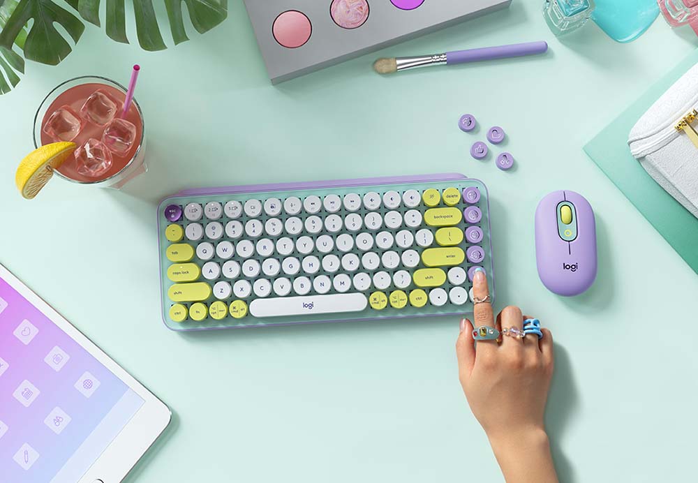 Pop Key Tastatur in Pastelltönen wird von Hand bedient