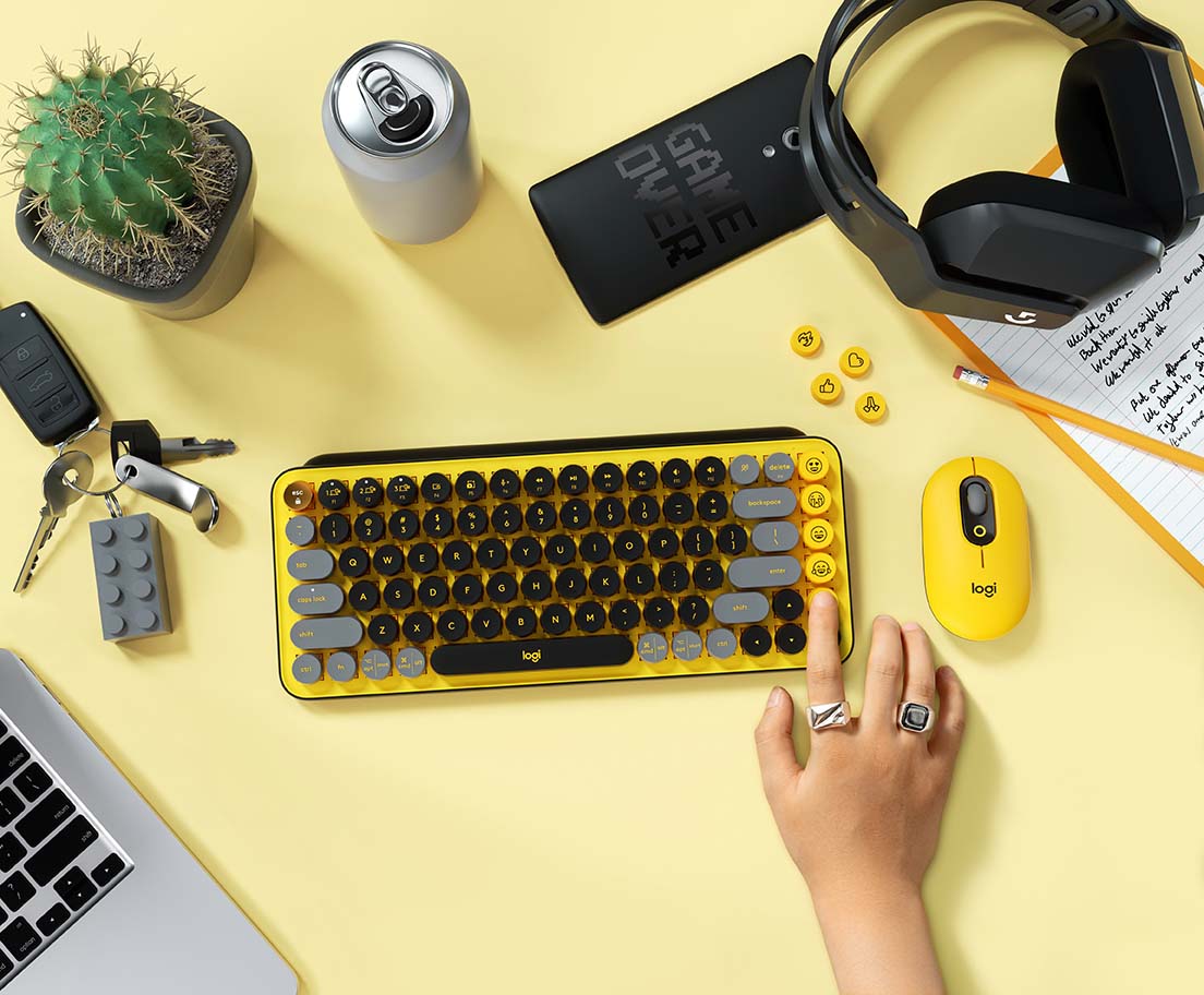 Flatlay aus gelber Pop Key Tastatur und Maus
