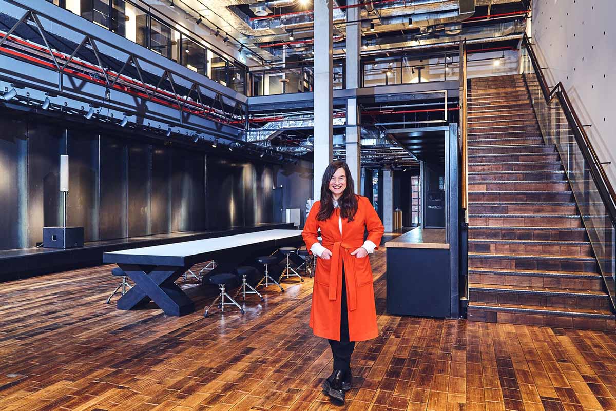 Frances Uckermann, die leiterin des Design Zentrum Hamburg steht in den frisch renovierten Räumlichkeiten