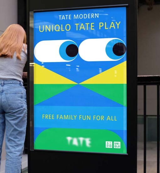 Frau steht neben digitalem Plakat, das für das Uniqlo Tate Play Programm wirbt