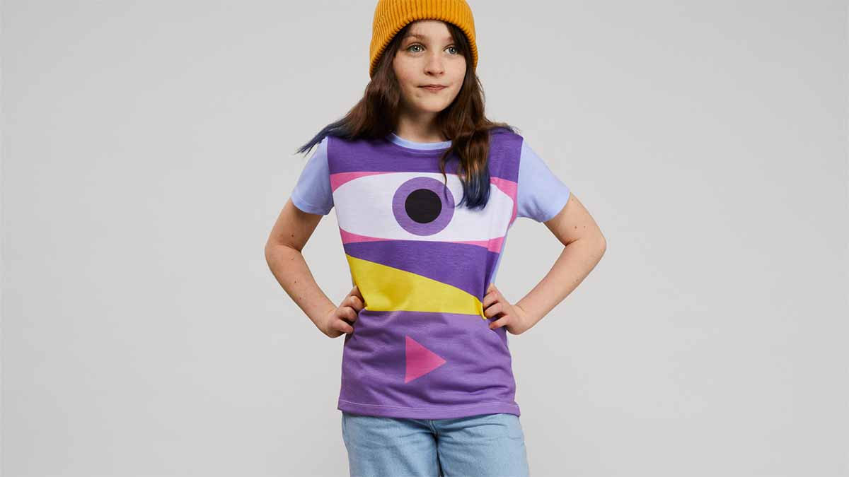 Mädchen trägt ein Shirt im Uniqlo Tate Play Design