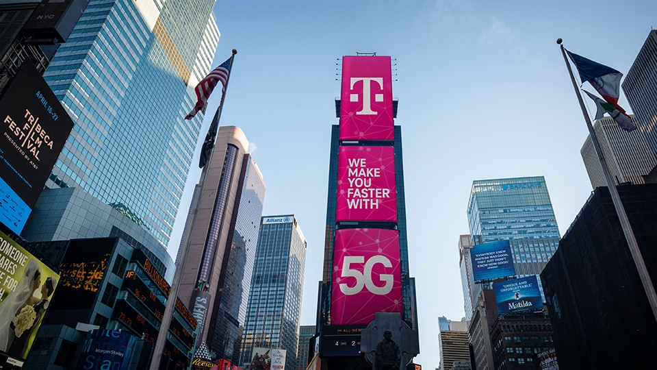 Drei digitale Anzeigen werben in leuchtendem Magenta für die Telekom