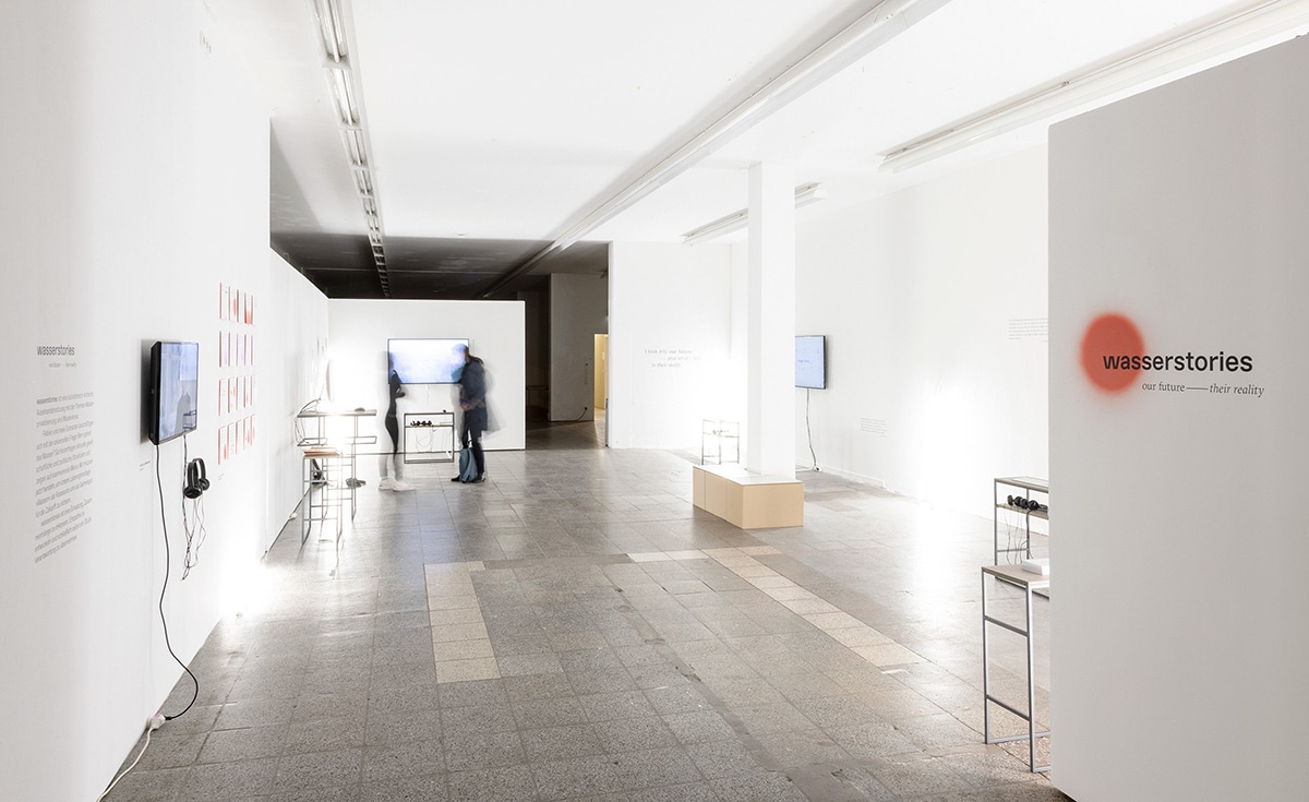 Ein großer, heller Raum beherbergt die Ausstellung der Masterarbeit