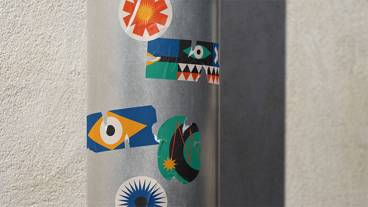 Bunte Sticker zeigen das Design auch auf der Straße