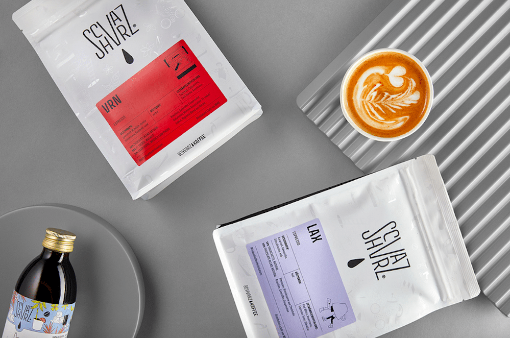 Schvarz Rebranding vom Studio B-O-B- weiße Packagings der einzelnen Kaffeesorten mit farbigen Etiketten in Lila oder Rot und Flughafen-Abkürzungen als Sorten, hier VRN und LAX