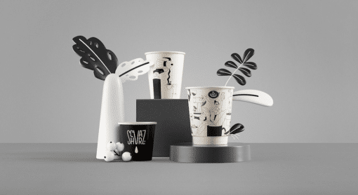 Schvarz Rebranding vom Studio B-O-B- schwarzweiß und mit feinen Linien illustriert sieht man die Pappbecher mit Kaffeehaus-Motiven