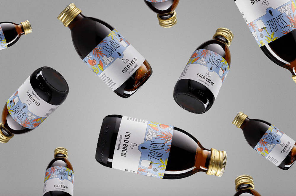 Schvarz Rebranding vom Studio B-O-B- schwarzweiß und mit feinen Linien illustriert fliegen Cold Brew Flaschen mit buntem Etikett durch die Luft mit Kaffeegenuss-Motiven