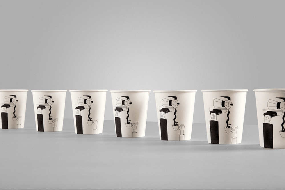 Schvarz Rebranding vom Studio B-O-B- schwarzweiß und mit feinen Linien illustriert ist eine Reihe Pappbecher aufgestellt mit Espressokannen-Motiv