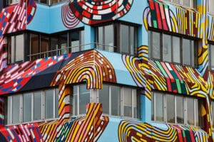 Mit bunten Wax-Print-Mustern überzogene Hausfassade des Stoffherstellers Vlisco, gestaltet von Simone Post, vier etagen sieht man