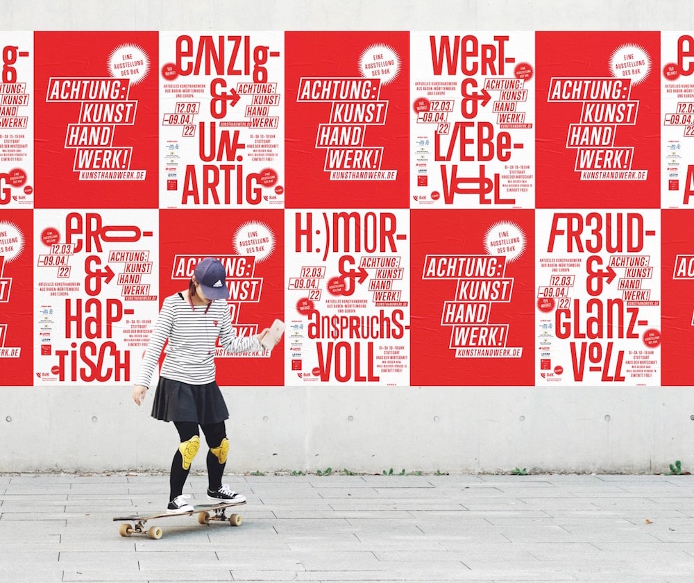 Kind auf Skateboard for Plakatwand mit Kampagnenmotiven für das Kunsthandwerk