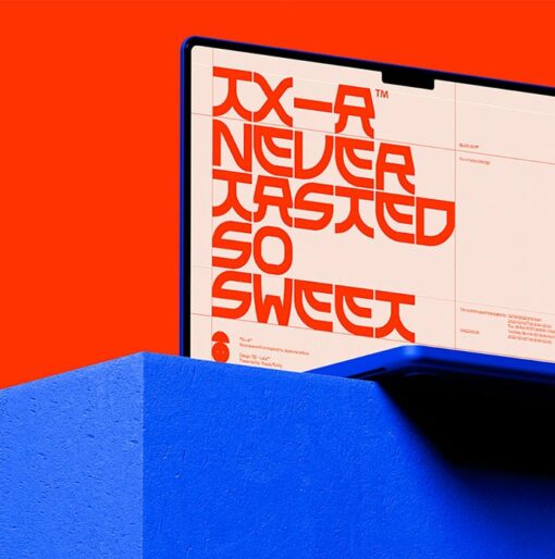 TX-A Schrift auf einem Laptop vor rotem Hintergrund auf einem blauen Block