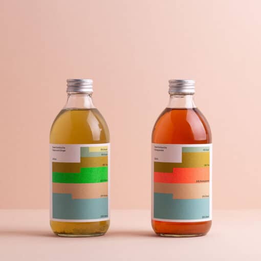 Zwei Flaschen mit infografischem Branding
