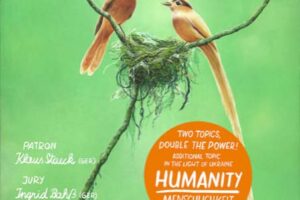 Ein Plakat mit zwei Vögeln auf einem Nest kündigt den sechsten Anfachen Award an