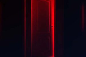 Eine rot leuchtende Tür lockt die Besucher:innen in die multimediale Ausstellung