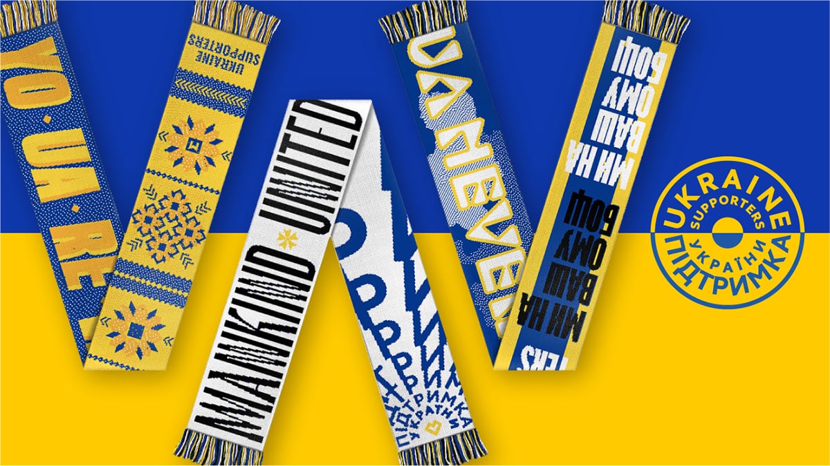 Drei grafisch typografisch gestaltete Schals vor blau gelbem Hintergrund
