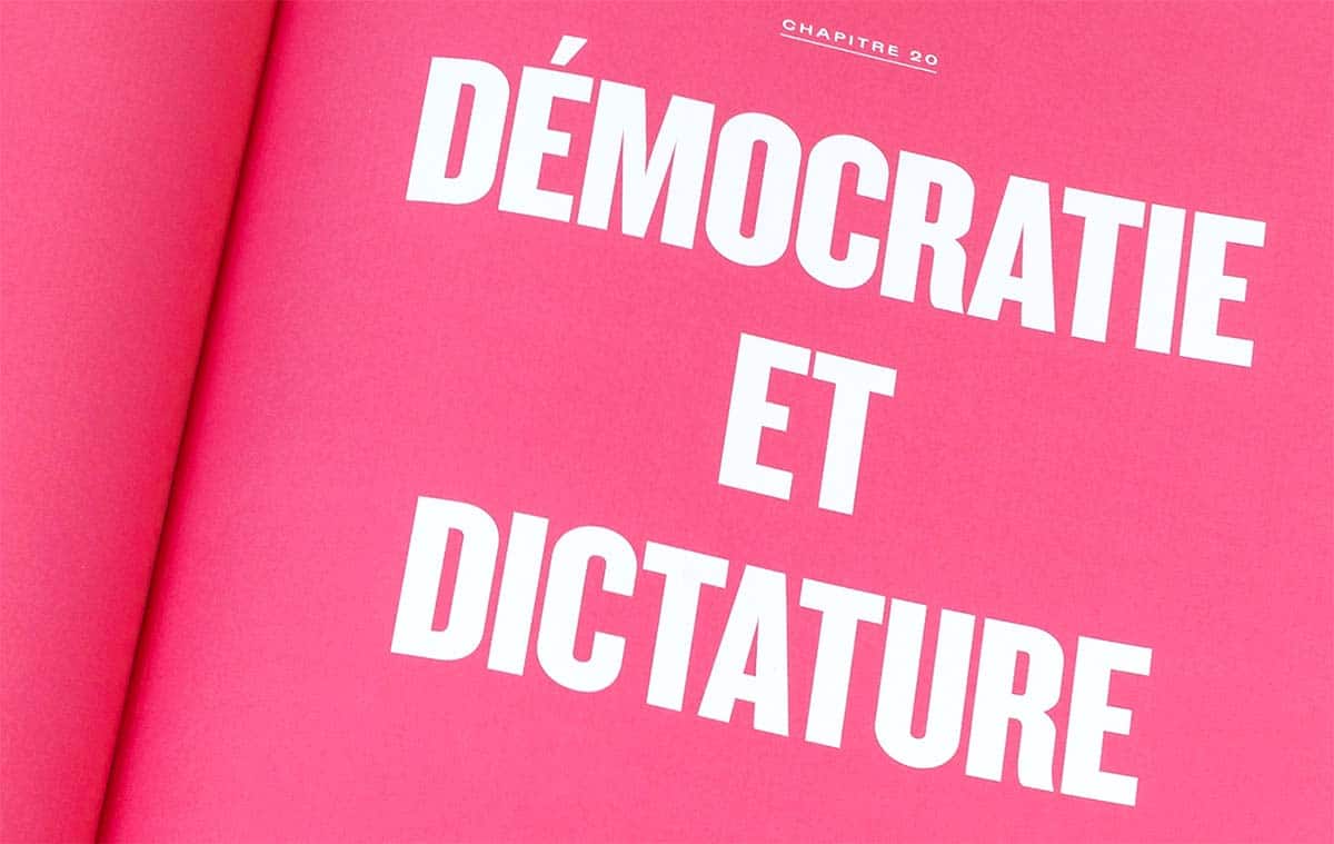 Eine große Headline auf pinkem Grund: Démocratie et Dictature