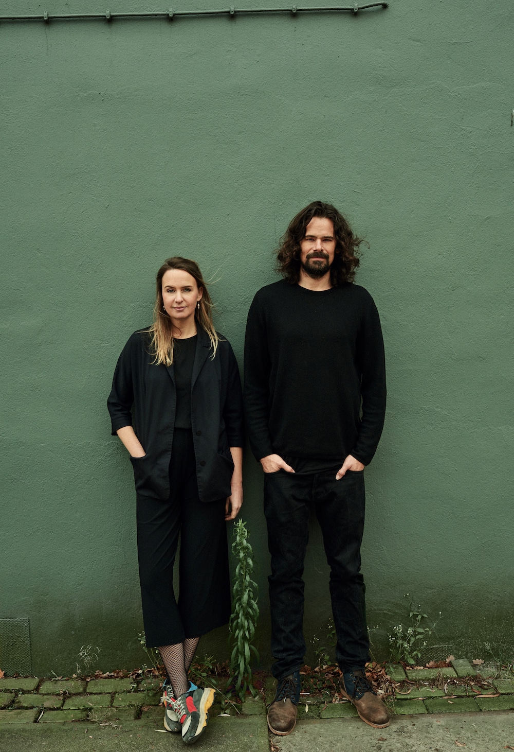 Lonneke Gordijn und Ralph Nauta vom Studio Drift vor grüner Wand