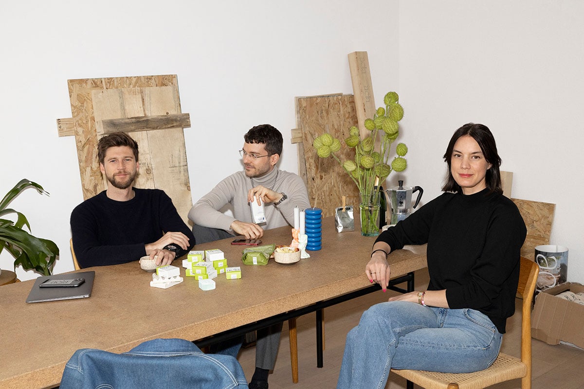 Das Acta Team: Florian Krummenacher in einem schwarzen Shirt, Boris Stoll mit beidem Pullover und Raphaela Heanggi