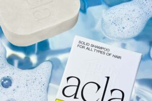 Acla Soap Bar auf hellblauem Hintergrund und Schaum