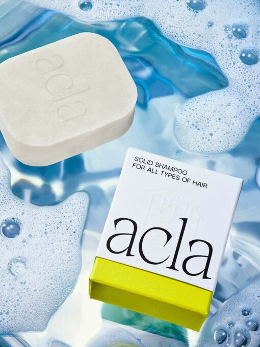 Acla Soap Bar auf hellblauem Hintergrund und Schaum