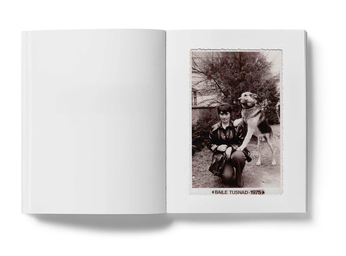 Buchseite mit einem Foto einer Jungen Frau mit Schäferhund