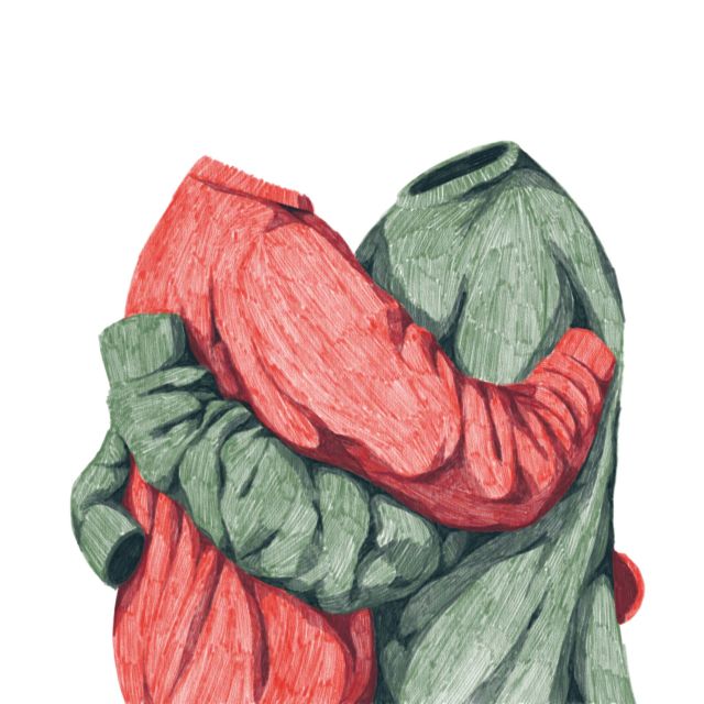 Zwei Pullover, die sich umarmen