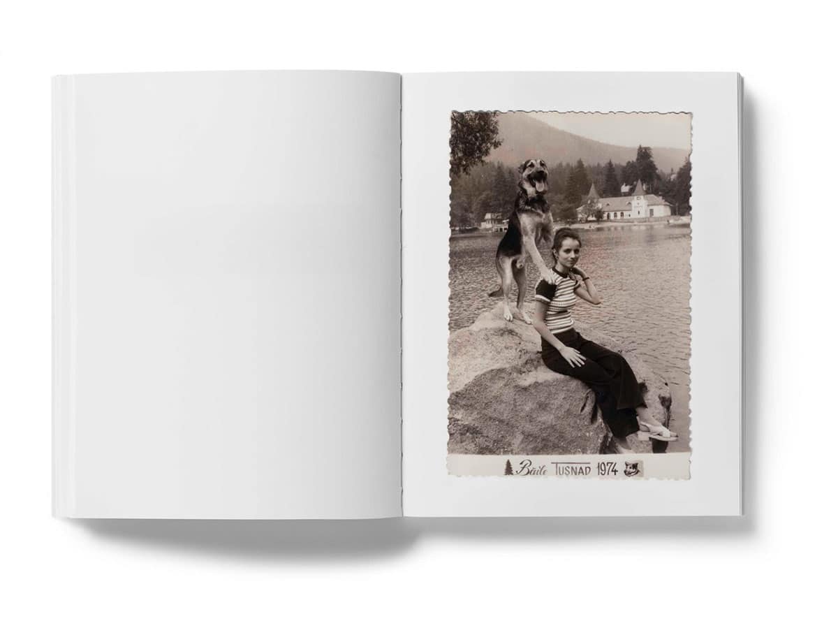 Die Doppelseite des Fotobuchs zeigt eine Frau mit Hund und Kind