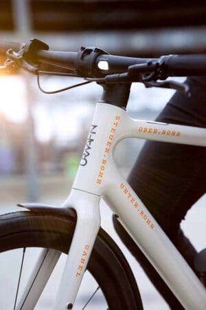 Ein Fahrradlenker mit orangener Typografie beschriftet