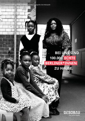 Plakatkampagne von Sven Marquart für Gesobau. Schwarz-weiß-Porträt von Berlinerinnen